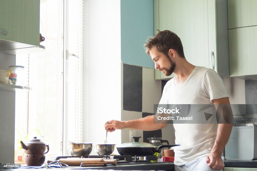 Ein Mann zu Hause kocht - Lizenzfrei Männer Stock-Foto