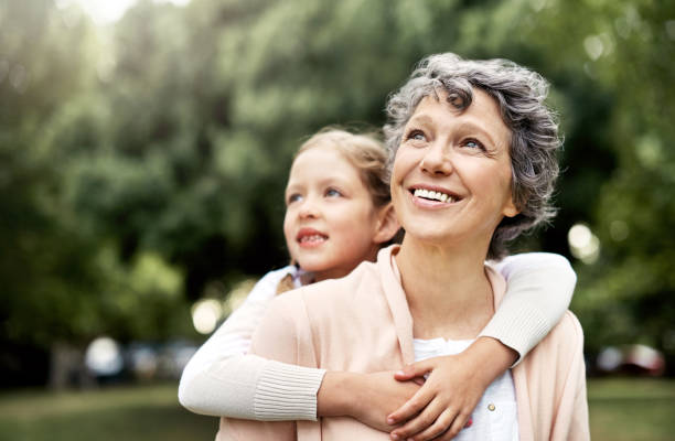 die bindung zwischen großeltern und enkelkind ist besonderes - grandmother and grandaughter stock-fotos und bilder