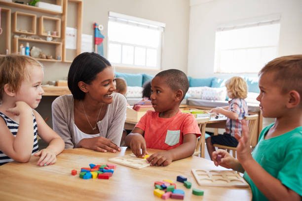 モンテッソーリ学校における木の形を用いた教師と生徒 - african ethnicity student child group of people ストックフォトと画像