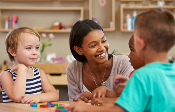 モンテッソーリ学校における木の形を用いた教師と生徒 - african ethnicity student child group of people ストックフォトと画像