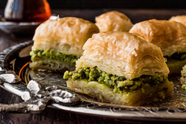 baklava de postre turco con té en bandeja de plata. - baklawa fotografías e imágenes de stock