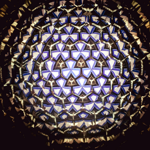 kaléidoscope - kaleidoscope stained glass psychedelic floral pattern photos et images de collection
