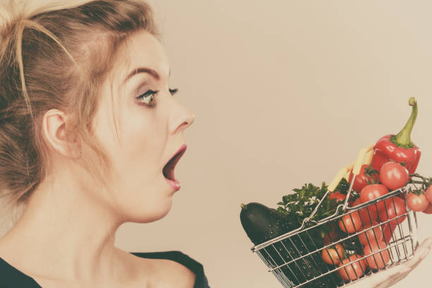 femme avec des légumes, choqué d’expression du visage - non gmo photos et images de collection
