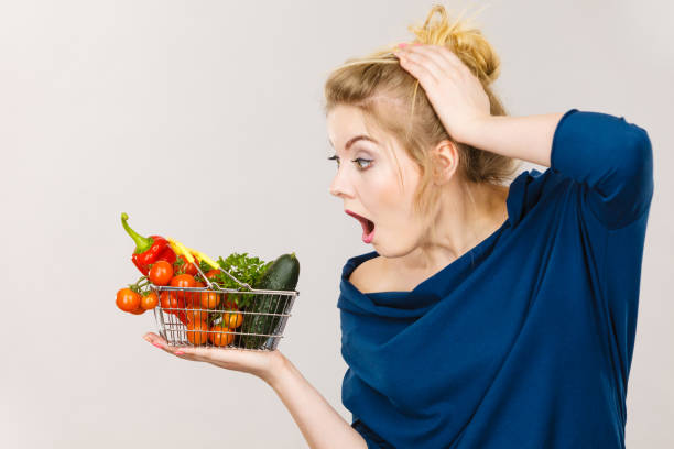 femme avec des légumes, choqué d’expression du visage - non gmo photos et images de collection