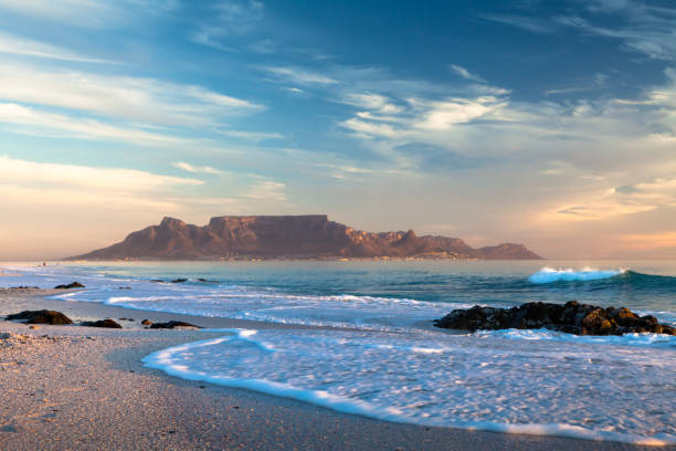 vue panoramique sur la montagne table cape town en afrique du sud de bloubergstrand - table mountain afrique du sud photos et images de collection