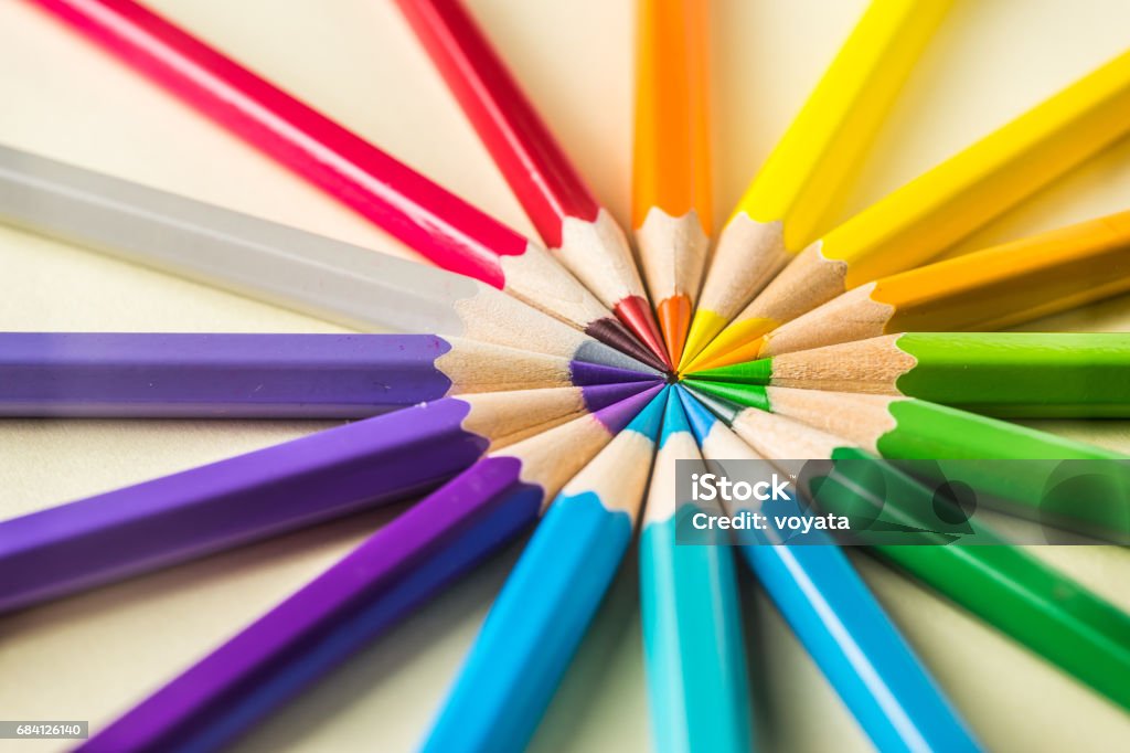 Bovenaanzicht van kleur potlood cirkel op geel papier achtergrond - Royalty-free Abstract Stockfoto