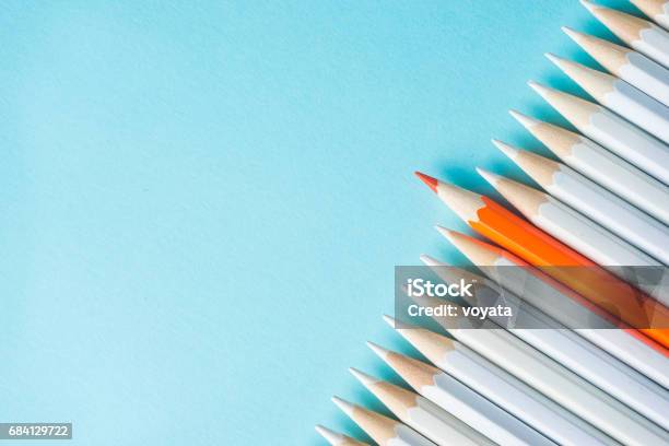 Viele Weiße Bleistifte Und Farbstift Auf Blauem Papierhintergrund Stockfoto und mehr Bilder von Bleistift