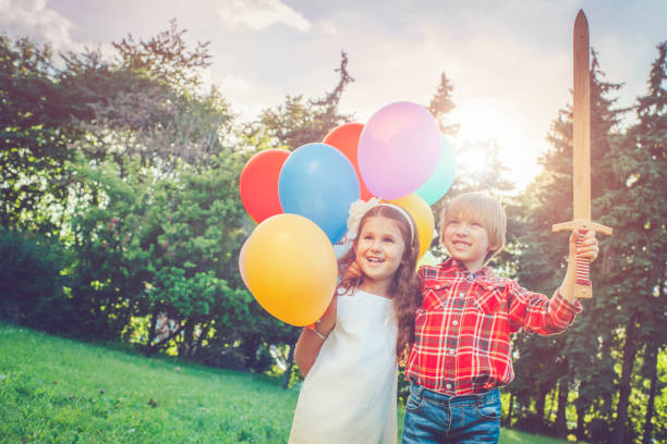 少年と少女とバルーン - child balloon outdoors little boys ストックフォトと画像