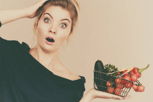 femme avec des légumes, choqué d’expression du visage - non gmo photos et images de collection