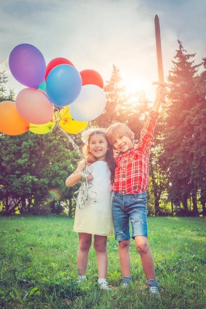 少年と少女とバルーン - child balloon outdoors little boys ストックフォトと画像