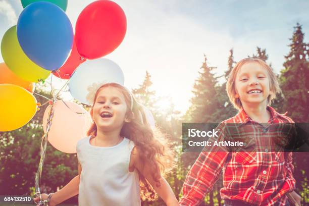 Liten Pojke Och Flicka Med Ballonger-foton och fler bilder på Barn - Barn, Fest, 6-7 år