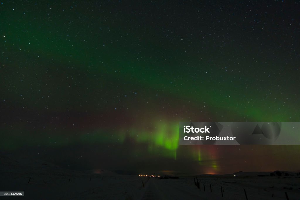 Vackra norrsken på Island och stjärnhimmel. Upphetsad syre och kväve lyser - Royaltyfri Arktis Bildbanksbilder