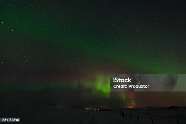 Vackra Norrsken På Island Och Stjärnhimmel Upphetsad Syre Och Kväve Lyser-foton och fler bilder på Arktis
