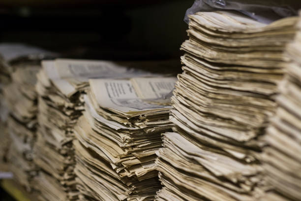 архив газеты - newspaper the media recycling stack стоковые фото и изображения