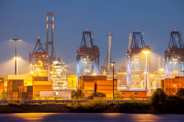 puerto terminal de contenedores de carga en la noche en hamburgo, alemania - hamburg germany elbe river illuminated freight transportation fotografías e imágenes de stock