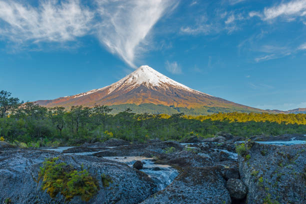 volcán osorno al amanecer - chilean culture chile forest the americas fotografías e imágenes de stock