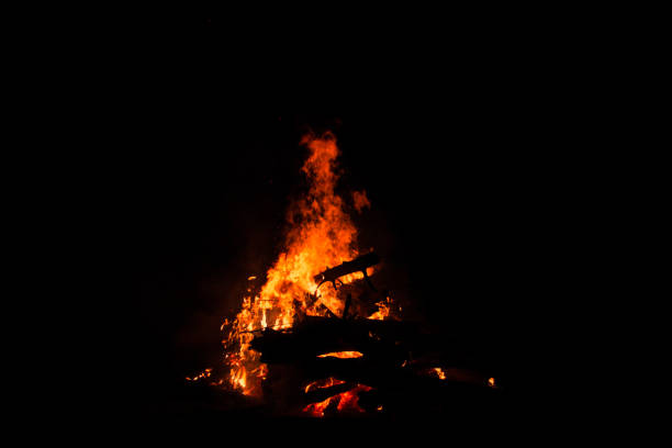 falò che brucia alberi di notte. falò che brucia brillantemente, calore, luce, campeggio, grande fal�ò. - anneal foto e immagini stock