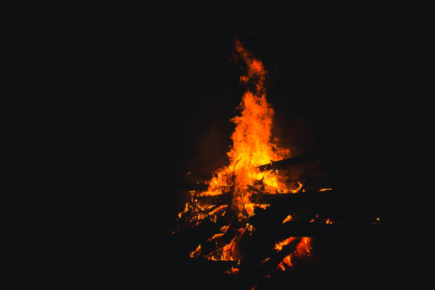 夜の木を燃やして焚き火。熱、光、キャンプ、大きなかがり火をたいて、燃え盛る焚き火。 - e reader flash ストックフォトと画像