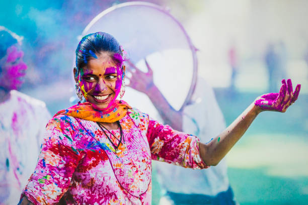indischen jugendlichen mit ihren bunten gesichtern und kleidung, feiert das fest holi-fest in jaipur indien. - india indian culture traditional culture dancing stock-fotos und bilder