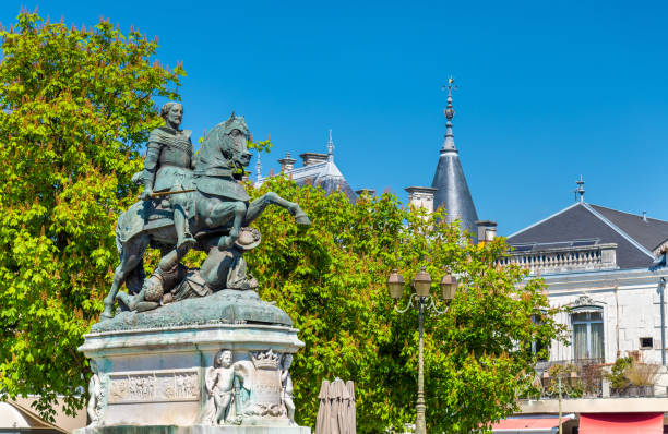 monument to francis i of france in cognac - architectural styles animal horse europe imagens e fotografias de stock