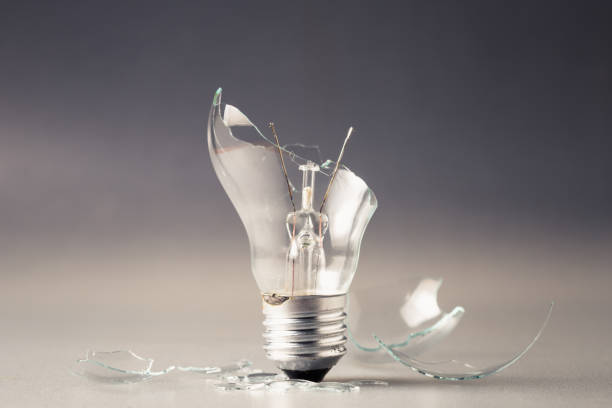 broken light bulb - worthless imagens e fotografias de stock