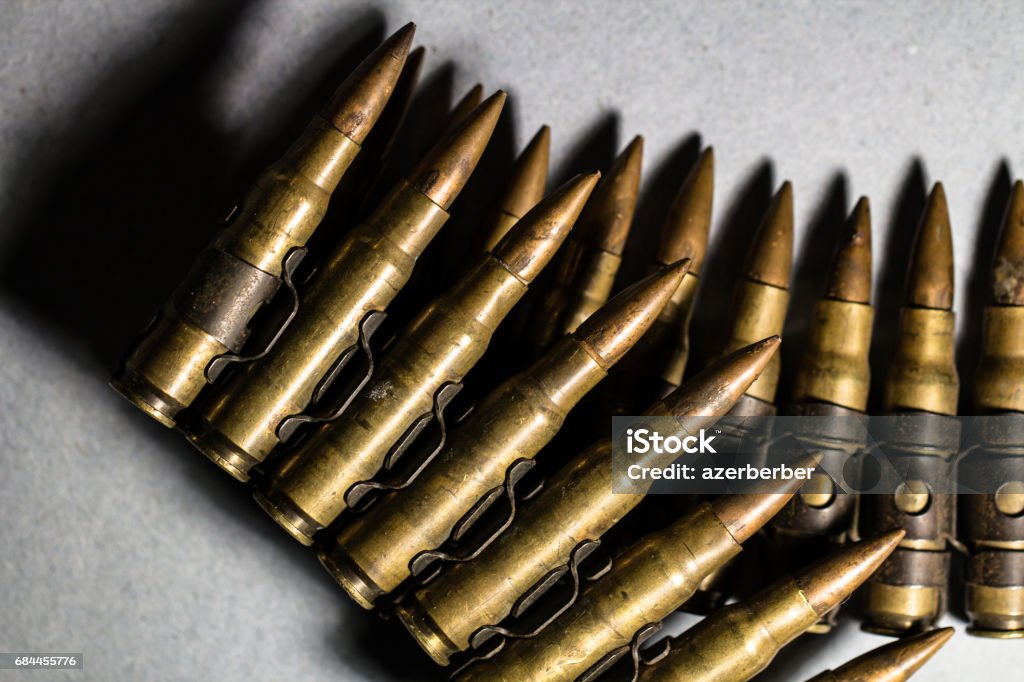 Proiettili In Una Cintura Di Metallo Di Ferro - Fotografie stock e altre  immagini di Armi - Armi, Arto - Parte del corpo, Assassino - iStock