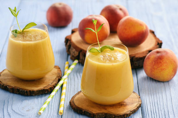 healthy beverage - fresh blended peach smoothie. - peach juice imagens e fotografias de stock