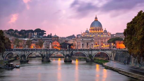 tiber und petersdom am abend, rom, italien - blue rain rome italy stock-fotos und bilder