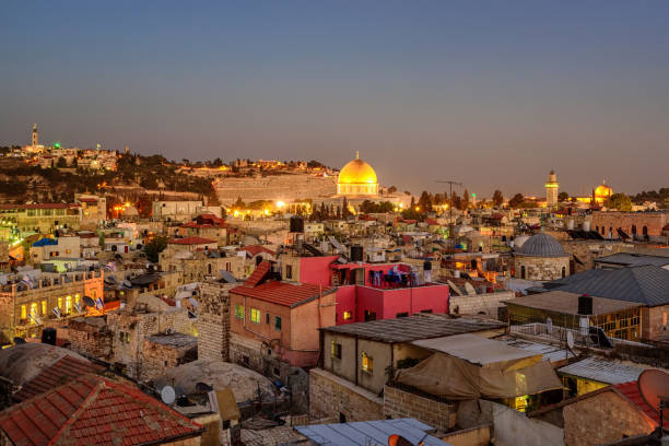 altstadt von jerusalem und tempelberg, israel - christian quarter stock-fotos und bilder