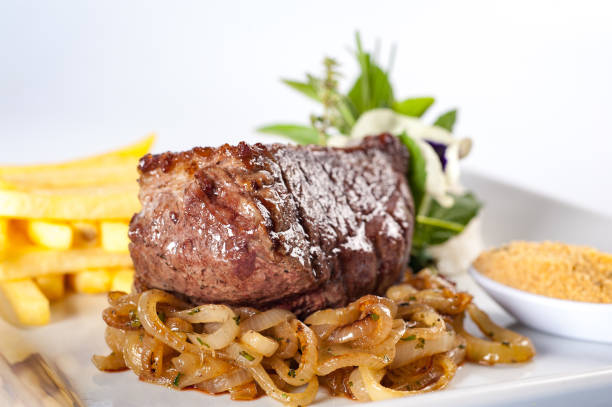 Cuisine of the Serra Catarinense. Dish served with picanha to the point, with caramelized fried onion, french fries and farofa. Harmonizes with red wine and full-bodied craft beer.