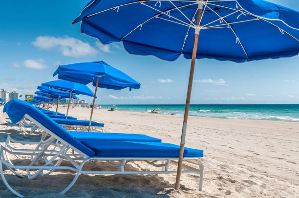 blue umbrellas - art deco miami florida florida apartment imagens e fotografias de stock