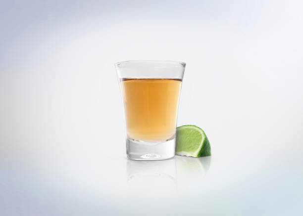 데 킬 라의 골드 쐈 어입니다. 알콜 소 주 레몬 음료 / 측면에 라임. - tequila reposado 뉴스 사진 이미지