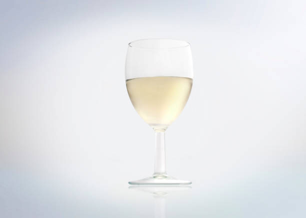 白ワイングラスにします。 - wine white chenin glass ストックフォトと画像