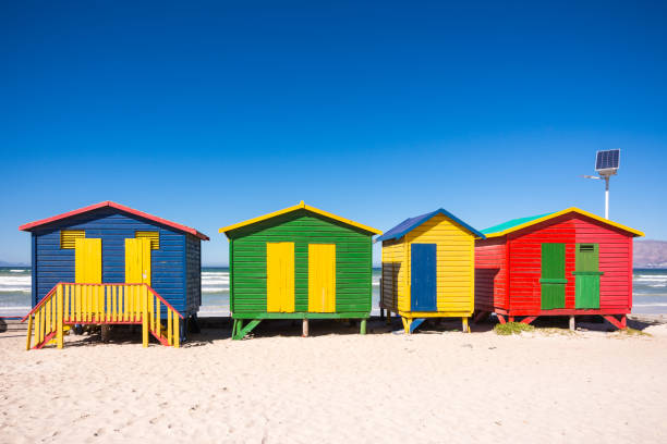 ligne de plage de muizenberg coloré changeant des cabanes - cape town beach hut multi colored photos et images de collection