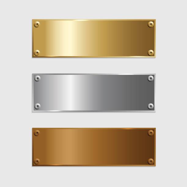 vektor-goldene, silberne und bronzene podium platten isoliert auf grauem hintergrund. - brass stock-grafiken, -clipart, -cartoons und -symbole