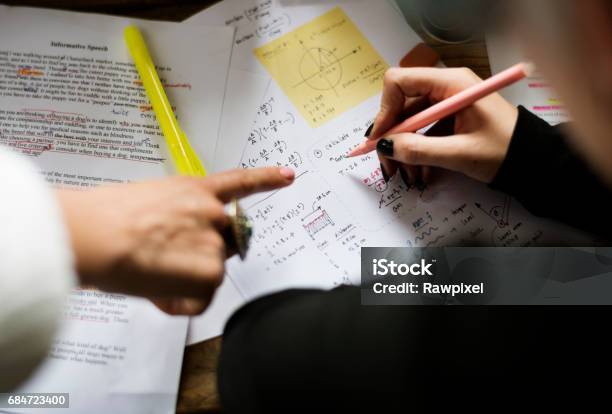 Handwriting Arbeiten An Physikaufgaben Studium Stockfoto und mehr Bilder von Nachhilfelehrer - Nachhilfelehrer, Akademisches Lernen, Bildung