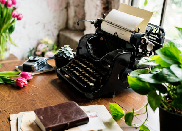 ретро пишущая машинка старый стиль тюльпаны цветок - typewriter keyboard фотографии стоковые фото и изображения