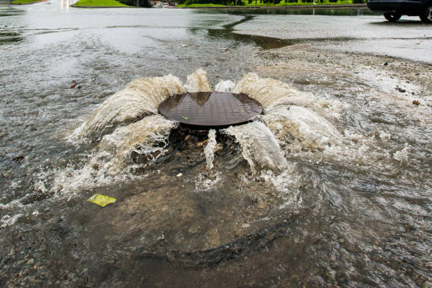 事故下水道システム。 - マンホール ストックフォトと画像