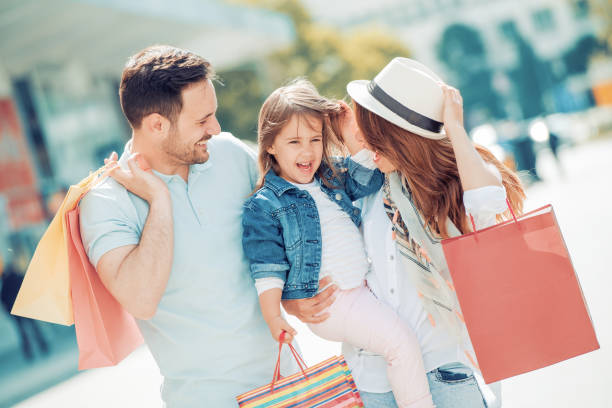 istock Family in shopping 684771318