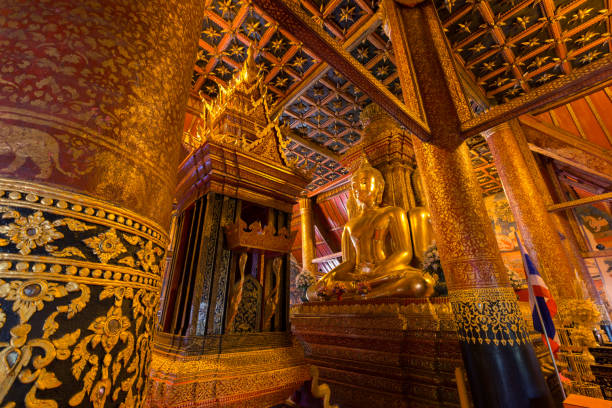 antike buddhastatuen im wat phumin thailand - wat phumin stock-fotos und bilder