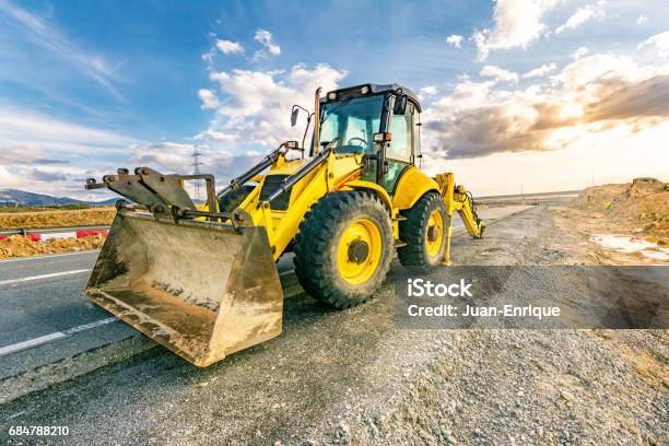 Cantera Exterior Con Maquinaria Pesada Foto de stock y más banco de imágenes de Maquinaria - Maquinaria, Sector de la construcción, Construir