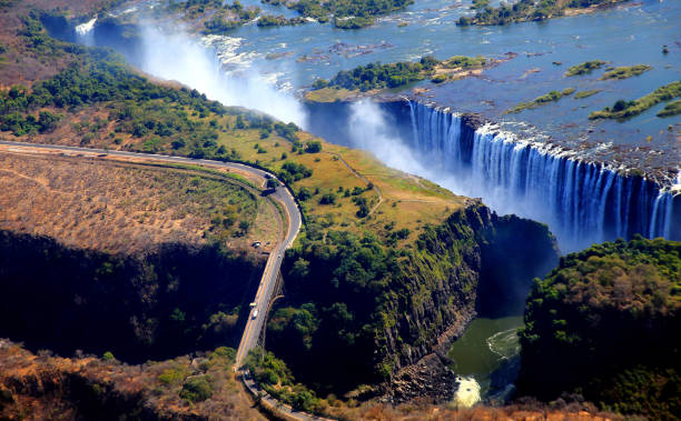 ヴィクトリアフォールズ,ジンバブエ - victoria falls waterfall zimbabwe zambia ストックフォトと画像