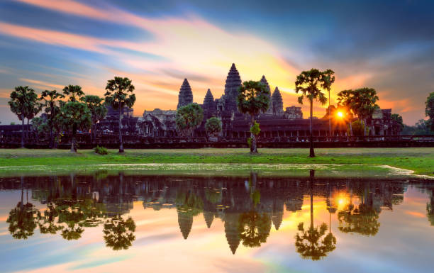 angkor wat al amanecer, famoso templo en siem reap, camboya. - cambodia khmer architecture outdoors fotografías e imágenes de stock