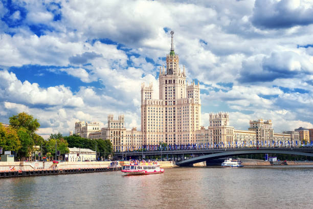 rascacielos estalinista en el río moscova, moscú, rusia - kotelnicheskaya fotografías e imágenes de stock