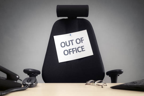 Business chair with out of office sign Business chair with out of office sign concept for vacation, holiday, lunch break or work life balance after work stock pictures, royalty-free photos & images