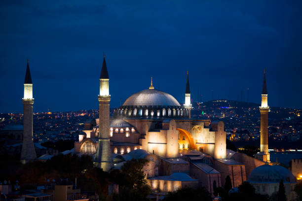 beleuchtete hagia sophia, ayasofya in der abenddämmerung in istanbul türkei - 600 stock-fotos und bilder