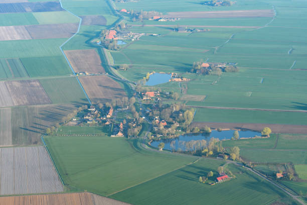 pueblo de blankenham vista aérea en overijssel, países bajos - netherlands dyke polder aerial view fotografías e imágenes de stock