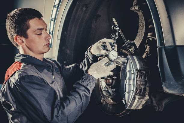 브레이크를 수리 하는 전문 자동차 정비공 - brake car repairing auto repair shop 뉴스 사진 이미지
