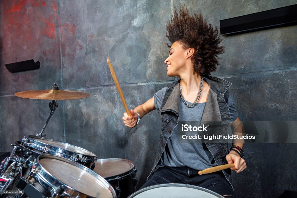 Porträt einer emotionalen Frau, die Schlagzeug im Studio spielt, Drummer-Rock-Konzept - Lizenzfrei Schlagzeuger Stock-Foto