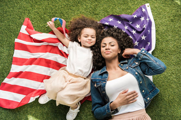 mujer con hija en la bandera americana - fourth of july family flag american flag fotografías e imágenes de stock